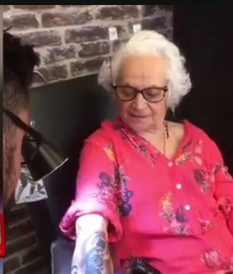 7­9­ ­y­a­ş­ı­n­d­a­ ­k­o­l­u­n­a­ ­A­t­a­t­ü­r­k­ ­d­ö­v­m­e­s­i­ ­y­a­p­t­ı­r­a­n­ ­k­a­d­ı­n­